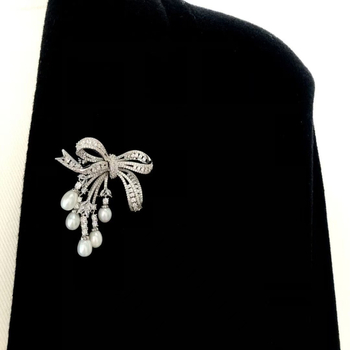 Brošňa s perlou a strapcami v tvare mašle, zliatina, elektroplatovanie, dámsky doplnok, leto 2025