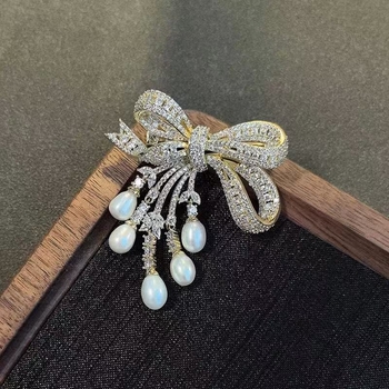 Brošňa s perlou a strapcami v tvare mašle, zliatina, elektroplatovanie, dámsky doplnok, leto 2025