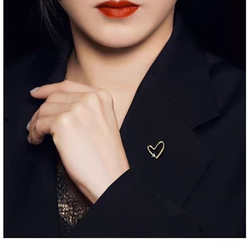 Szív alakú kitűző gyémánt-beállítással, cinkötvözetből, uniszex, eredeti dizájn