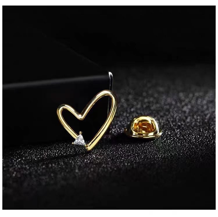 Szív alakú kitűző gyémánt-beállítással, cinkötvözetből, uniszex, eredeti dizájn