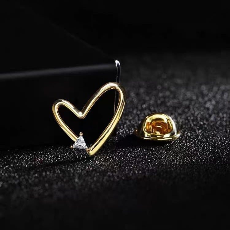 Szív alakú kitűző gyémánt-beállítással, cinkötvözetből, uniszex, eredeti dizájn