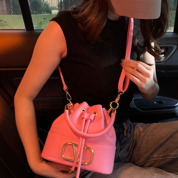 PU anyagú vödör táska, húzózáras zárás, hengeres forma, dupla vállpánt (belső cipzáras zseb)