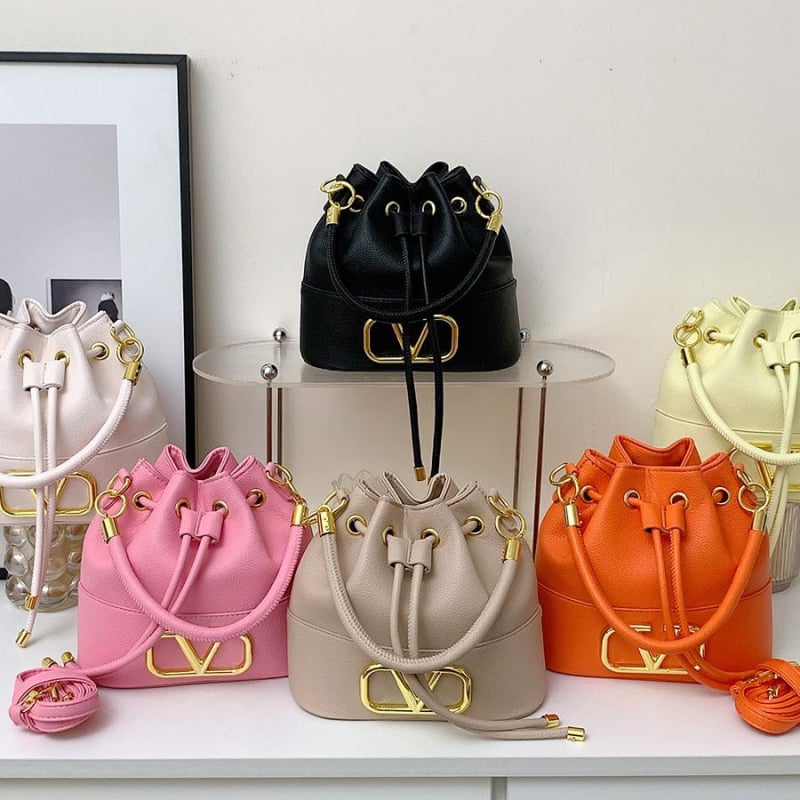 PU anyagú vödör táska, húzózáras zárás, hengeres forma, dupla vállpánt (belső cipzáras zseb)