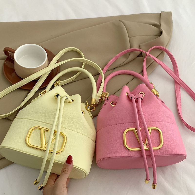 PU anyagú vödör táska, húzózáras zárás, hengeres forma, dupla vállpánt (belső cipzáras zseb)