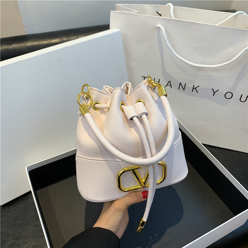 PU anyagú vödör táska, húzózáras zárás, hengeres forma, dupla vállpánt (belső cipzáras zseb)