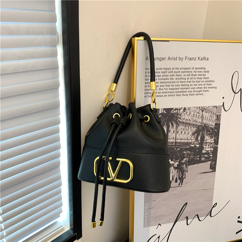 PU anyagú vödör táska, húzózáras zárás, hengeres forma, dupla vállpánt (belső cipzáras zseb)