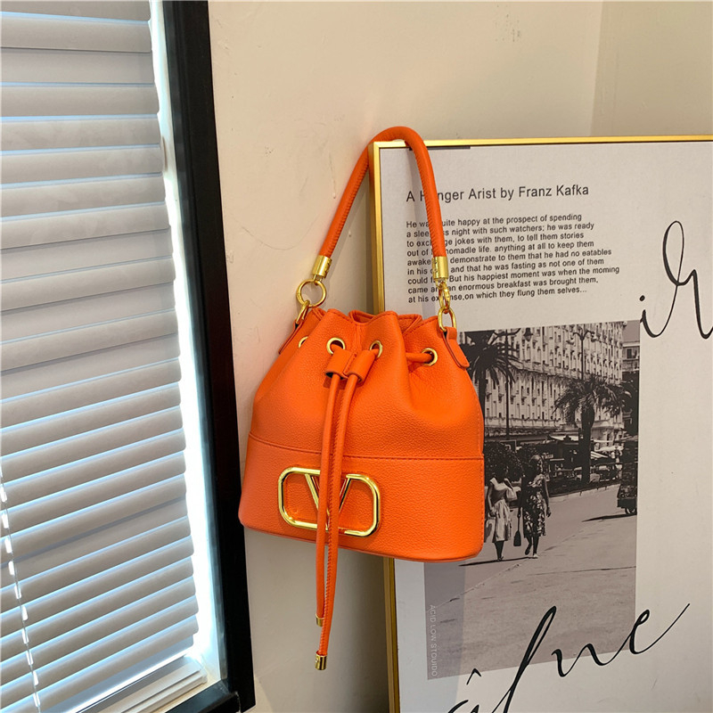 PU anyagú vödör táska, húzózáras zárás, hengeres forma, dupla vállpánt (belső cipzáras zseb)