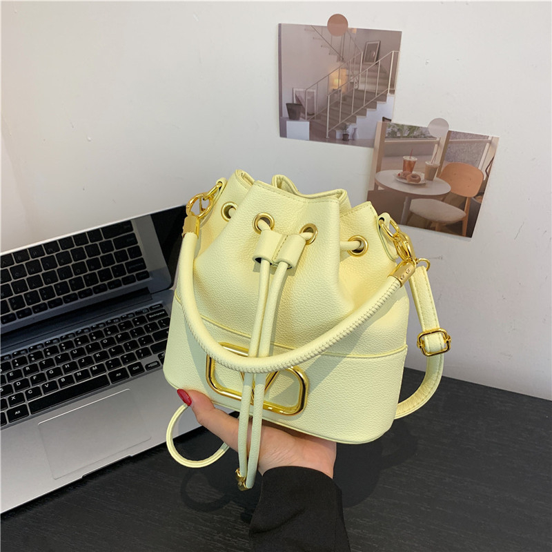 PU anyagú vödör táska, húzózáras zárás, hengeres forma, dupla vállpánt (belső cipzáras zseb)