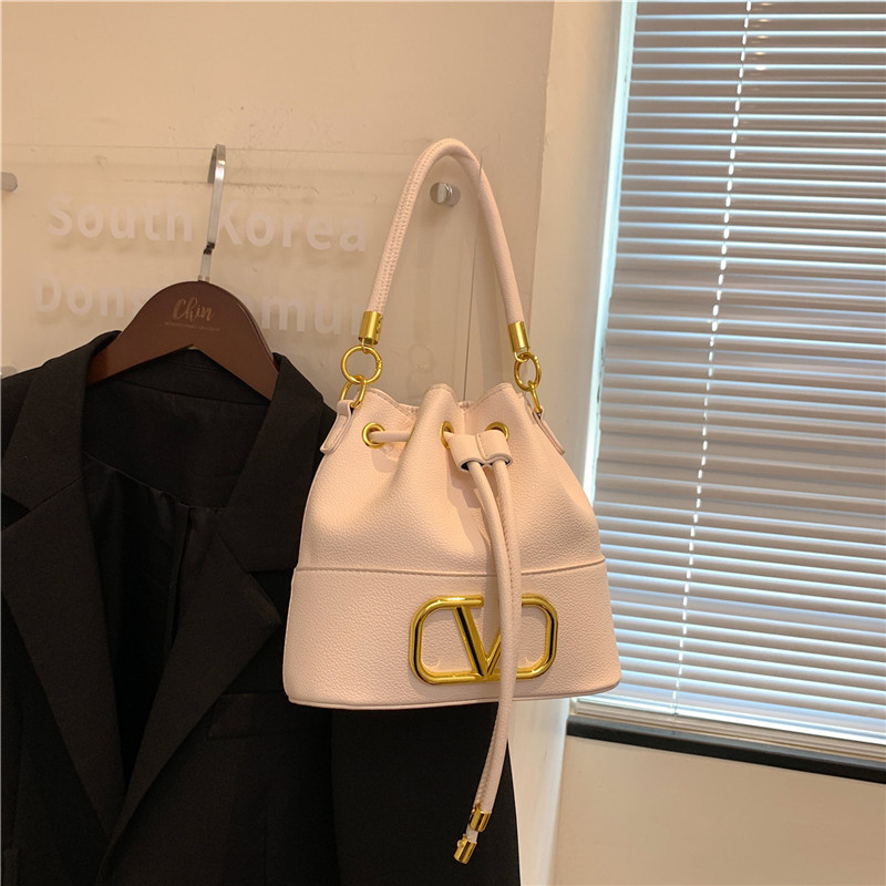 PU anyagú vödör táska, húzózáras zárás, hengeres forma, dupla vállpánt (belső cipzáras zseb)