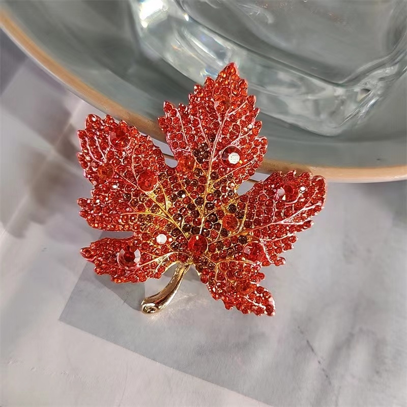 Broš Maple Leaf od legure, stil Y0110 JN, svijetli luksuz, dijamantna obrada