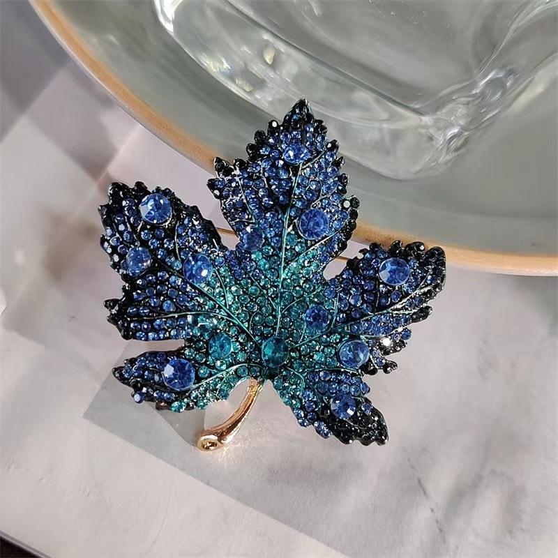 Broš Maple Leaf od legure, stil Y0110 JN, svijetli luksuz, dijamantna obrada