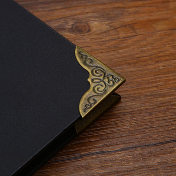 Protecție colț caiet de la Unique — cataramă decorativă, margine antișoc, model antic