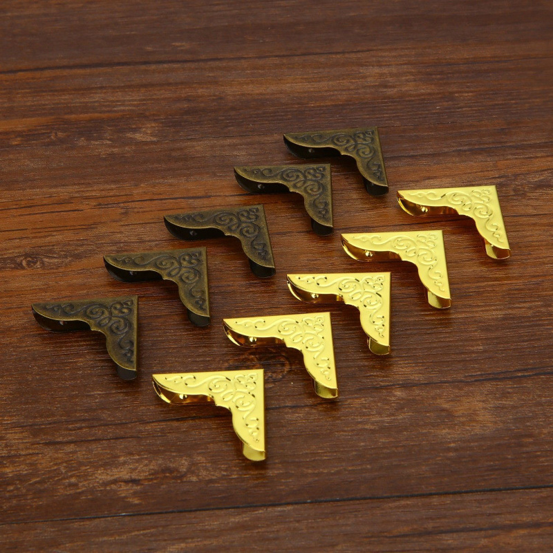 Protecție colț caiet de la Unique — cataramă decorativă, margine antișoc, model antic