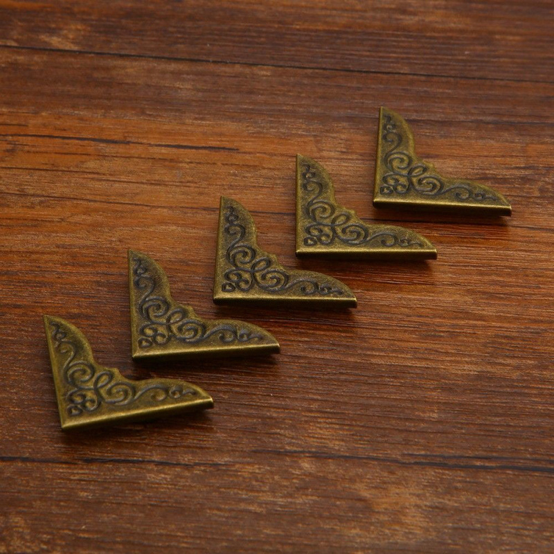 Protecție colț caiet de la Unique — cataramă decorativă, margine antișoc, model antic