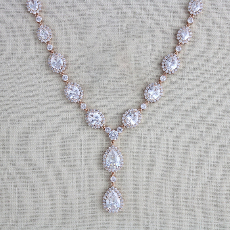 Колие с водна капка кристал на перлена верига (Материал: сплав; Висулка: кристал; Верига: перлена; Покритие: електроплатиране; Стил: оригинален дизайн)