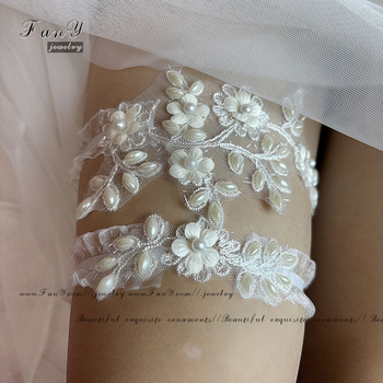 Esküvői csipkés harisnyatartó gyöngyvirágokkal, gyöngybevéséssel, rugalmas szabás