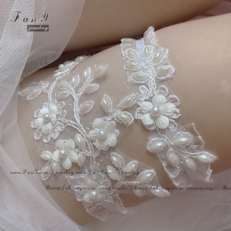 Esküvői csipkés harisnyatartó gyöngyvirágokkal, gyöngybevéséssel, rugalmas szabás