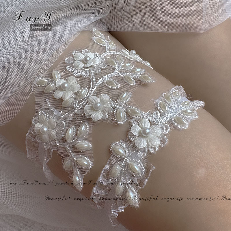 Esküvői csipkés harisnyatartó gyöngyvirágokkal, gyöngybevéséssel, rugalmas szabás