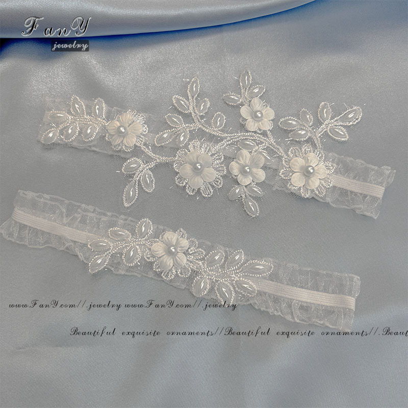 Esküvői csipkés harisnyatartó gyöngyvirágokkal, gyöngybevéséssel, rugalmas szabás