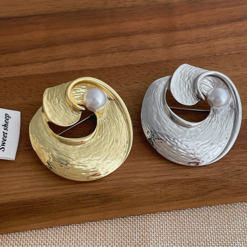 Geometrijska metalna broš – elektroplatiranje, unisex (Materijal: metal; Oblik: geometrijska broš; Tehnika: elektroplatiranje; Pogodno za: unisex)