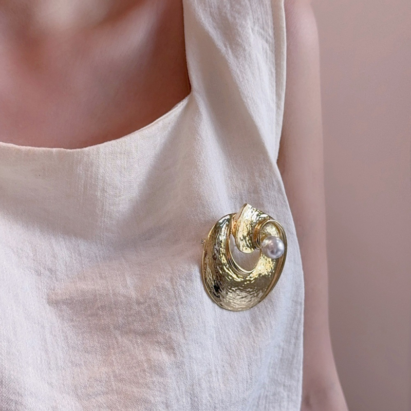 Geometrijska metalna broš – elektroplatiranje, unisex (Materijal: metal; Oblik: geometrijska broš; Tehnika: elektroplatiranje; Pogodno za: unisex)