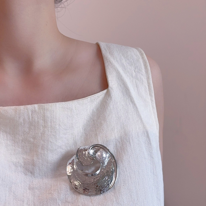 Geometrijska metalna broš – elektroplatiranje, unisex (Materijal: metal; Oblik: geometrijska broš; Tehnika: elektroplatiranje; Pogodno za: unisex)