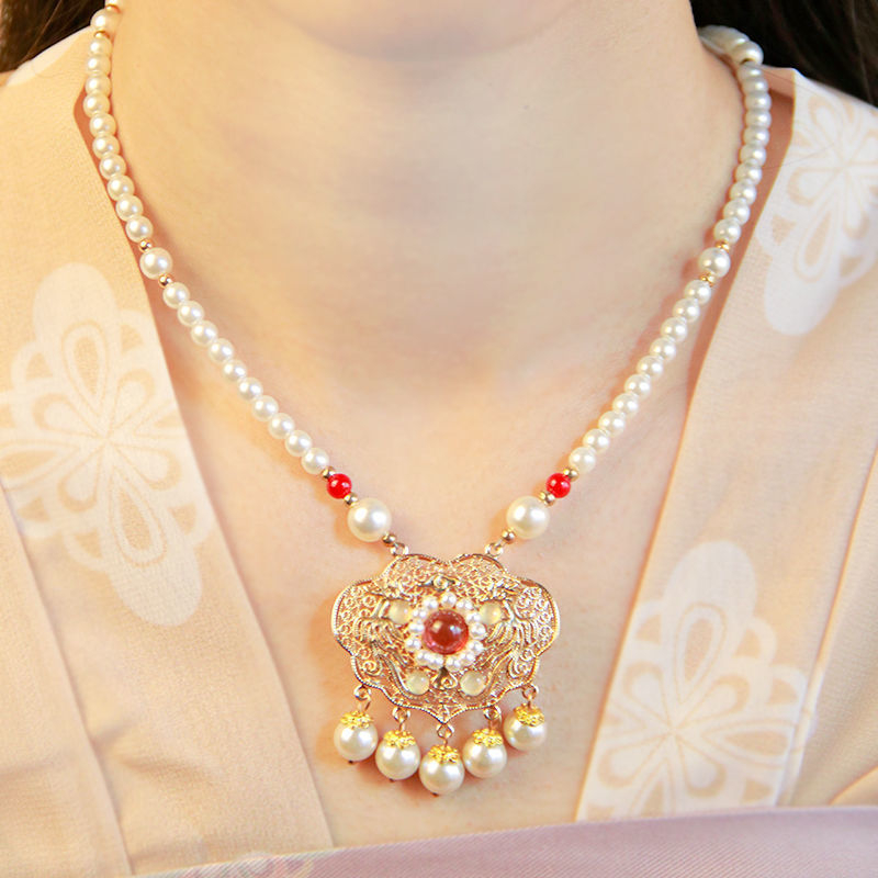 Колие с кръстосана верижка, висулка от майчина перла за деца, Зима 2025