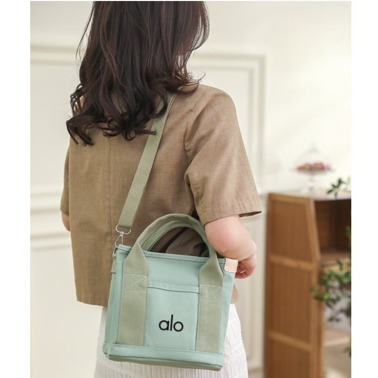 Ženska torba od kanvasa, gradski stil jednostavnosti, vodoravni kvadratni oblik, zatvaranje zipom, unutarnji pretinci za telefon, ID karticu i laminirani džep sa zipom