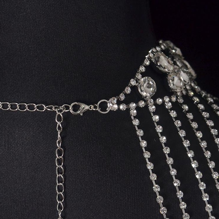 Колието с изкуствен кристал, ръчна изработка, кръстосана верига, ромбовидна и капковидна геометрия, тегло около 350 г