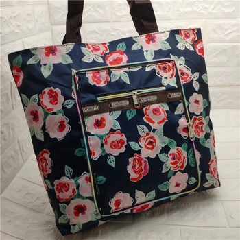 Platnena ženska torbica - gradska jednostavnost, horizontalno kvadratni oblik, zatvaranje na zip, unutarnja struktura: tajni džep sa zatvaračem, džep za mobitel, džep za ID