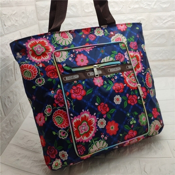 Platnena ženska torbica - gradska jednostavnost, horizontalno kvadratni oblik, zatvaranje na zip, unutarnja struktura: tajni džep sa zatvaračem, džep za mobitel, džep za ID