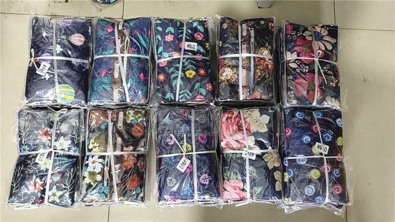 Platnena ženska torbica - gradska jednostavnost, horizontalno kvadratni oblik, zatvaranje na zip, unutarnja struktura: tajni džep sa zatvaračem, džep za mobitel, džep za ID