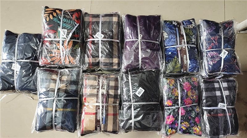 Platnena ženska torbica - gradska jednostavnost, horizontalno kvadratni oblik, zatvaranje na zip, unutarnja struktura: tajni džep sa zatvaračem, džep za mobitel, džep za ID