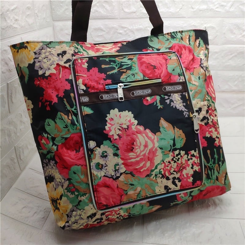 Platnena ženska torbica - gradska jednostavnost, horizontalno kvadratni oblik, zatvaranje na zip, unutarnja struktura: tajni džep sa zatvaračem, džep za mobitel, džep za ID