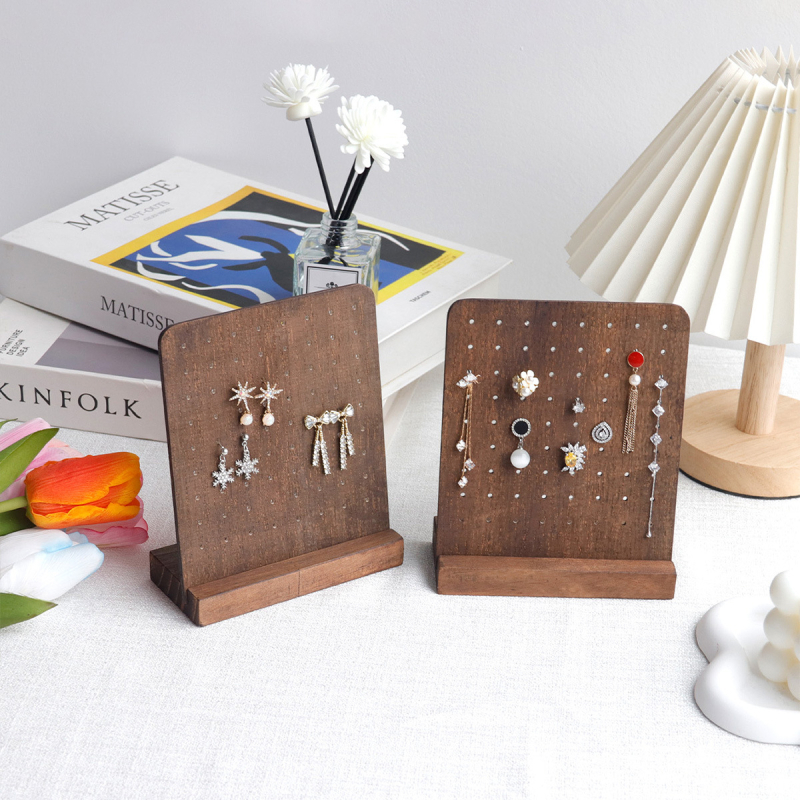 Suport din lemn pentru bijuterii – lanțuri și cercei, design geometric, cu un singur etaj