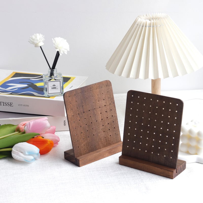 Suport din lemn pentru bijuterii – lanțuri și cercei, design geometric, cu un singur etaj