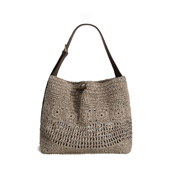 Heklana torba od slame u etničkom stilu, horizontalnog kvadratnog oblika, otvorenog otvora, bez podstava, unutarnja džep za mobitel, jedna naramenica, pogodna za slobodno vrijeme i putovanja