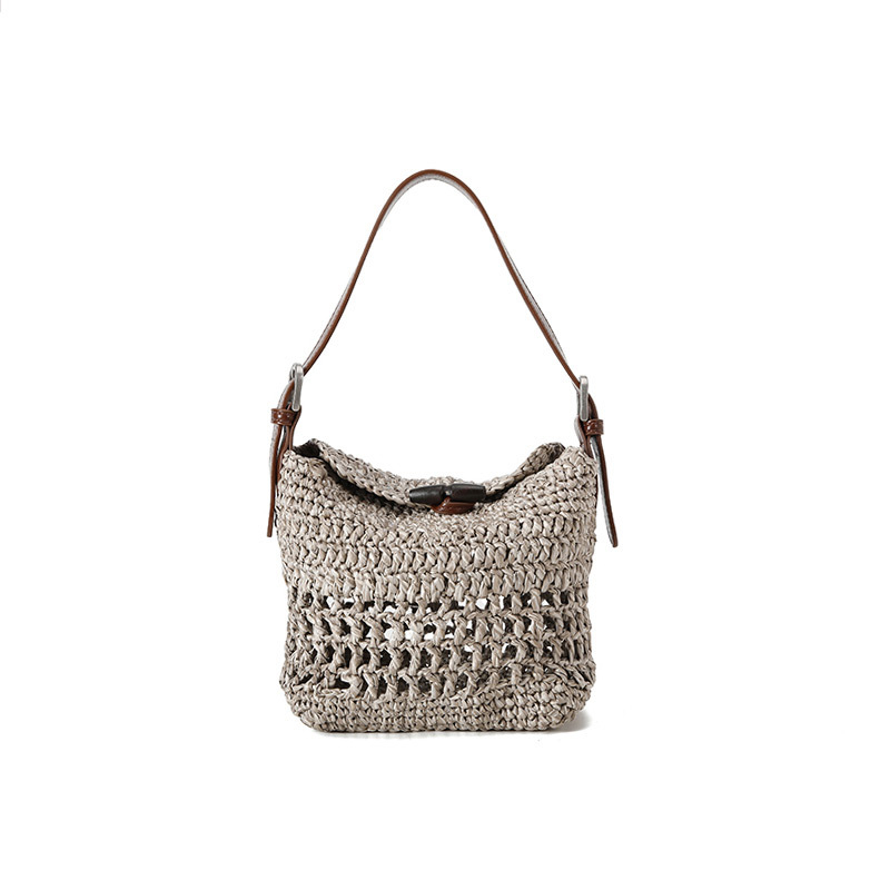 Heklana torba od slame u etničkom stilu, horizontalnog kvadratnog oblika, otvorenog otvora, bez podstava, unutarnja džep za mobitel, jedna naramenica, pogodna za slobodno vrijeme i putovanja