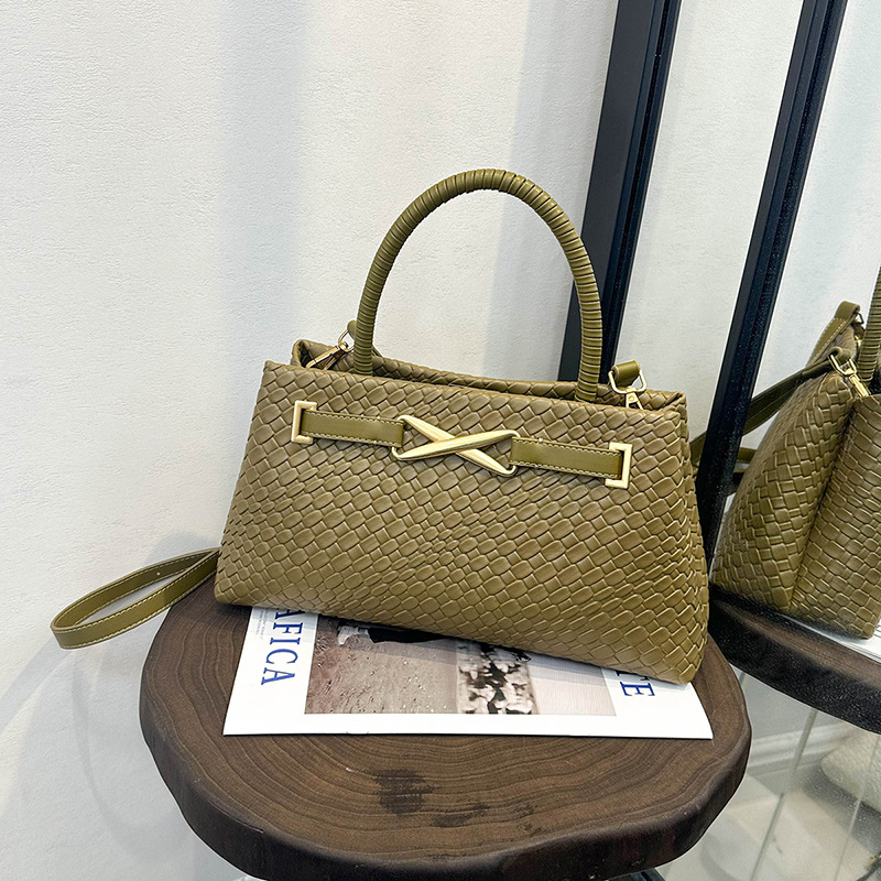 Torba od slame, ženska, preko ramena i crossbody, horizontalnog kvadratnog oblika, zatvaranje na zip, poliester podstava, unutarnje pretince: pretinac sa zipom, pretinac za dokumente, laminirani zip pretinac, jedna naramenica