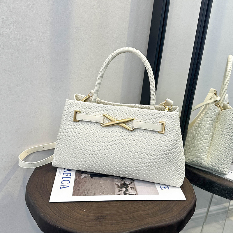 Torba od slame, ženska, preko ramena i crossbody, horizontalnog kvadratnog oblika, zatvaranje na zip, poliester podstava, unutarnje pretince: pretinac sa zipom, pretinac za dokumente, laminirani zip pretinac, jedna naramenica