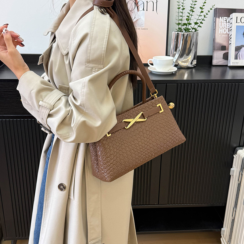 Torba od slame, ženska, preko ramena i crossbody, horizontalnog kvadratnog oblika, zatvaranje na zip, poliester podstava, unutarnje pretince: pretinac sa zipom, pretinac za dokumente, laminirani zip pretinac, jedna naramenica