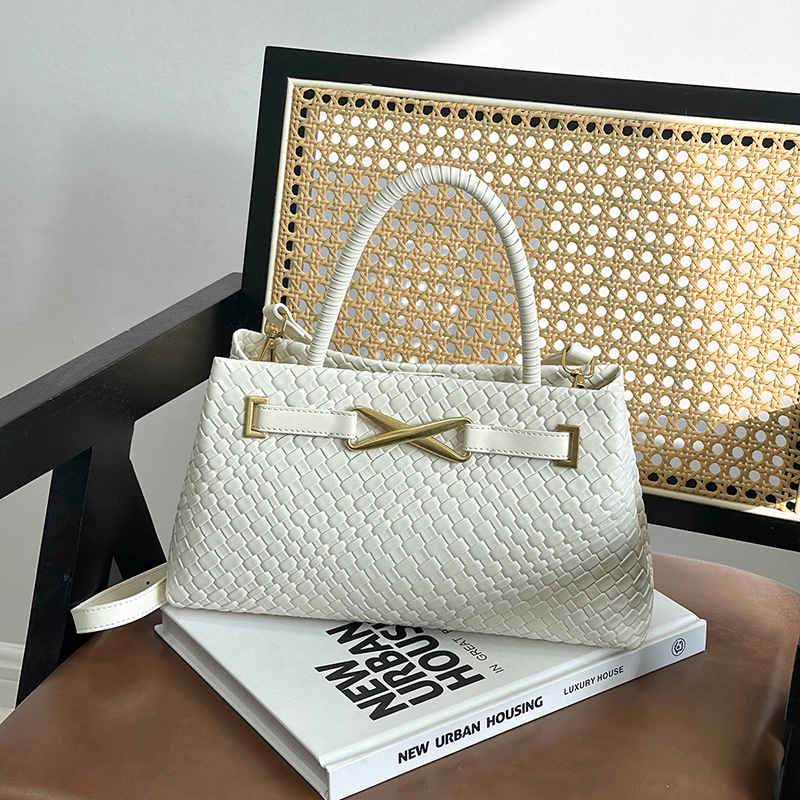 Torba od slame, ženska, preko ramena i crossbody, horizontalnog kvadratnog oblika, zatvaranje na zip, poliester podstava, unutarnje pretince: pretinac sa zipom, pretinac za dokumente, laminirani zip pretinac, jedna naramenica