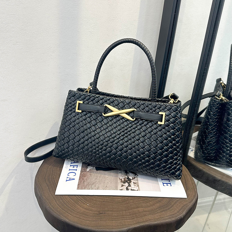 Torba od slame, ženska, preko ramena i crossbody, horizontalnog kvadratnog oblika, zatvaranje na zip, poliester podstava, unutarnje pretince: pretinac sa zipom, pretinac za dokumente, laminirani zip pretinac, jedna naramenica