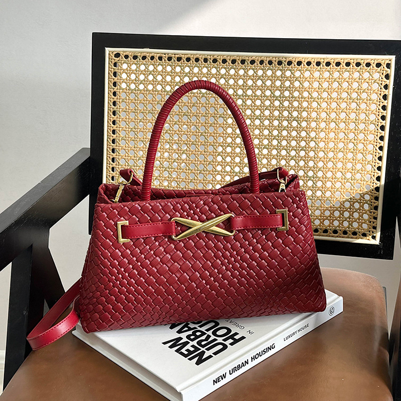 Torba od slame, ženska, preko ramena i crossbody, horizontalnog kvadratnog oblika, zatvaranje na zip, poliester podstava, unutarnje pretince: pretinac sa zipom, pretinac za dokumente, laminirani zip pretinac, jedna naramenica