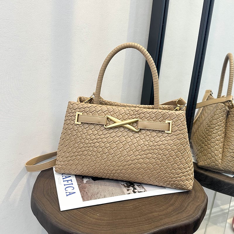 Torba od slame, ženska, preko ramena i crossbody, horizontalnog kvadratnog oblika, zatvaranje na zip, poliester podstava, unutarnje pretince: pretinac sa zipom, pretinac za dokumente, laminirani zip pretinac, jedna naramenica