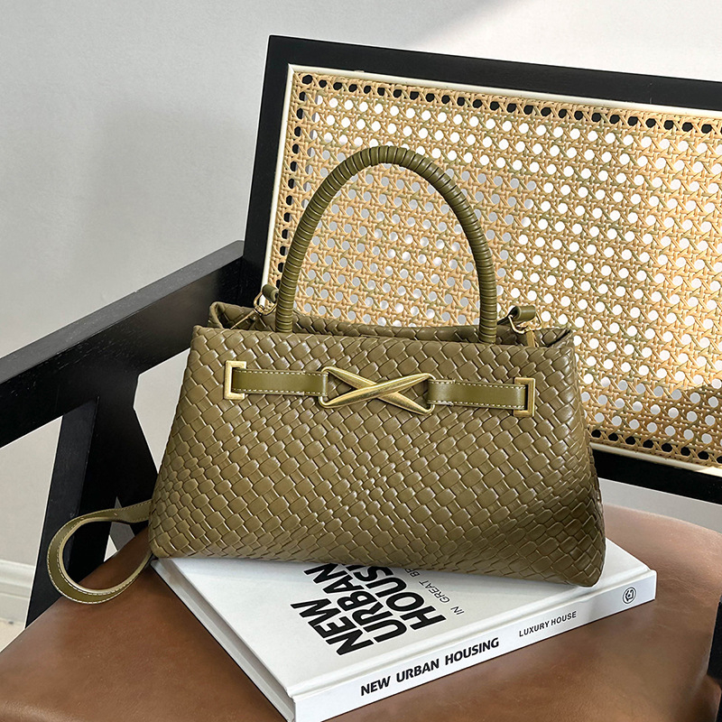 Torba od slame, ženska, preko ramena i crossbody, horizontalnog kvadratnog oblika, zatvaranje na zip, poliester podstava, unutarnje pretince: pretinac sa zipom, pretinac za dokumente, laminirani zip pretinac, jedna naramenica