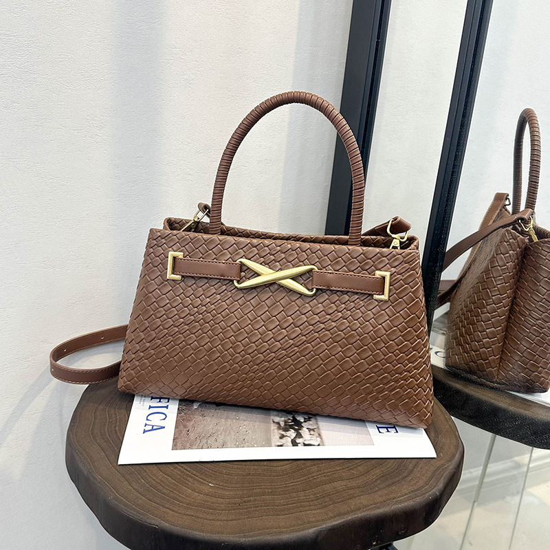 Torba od slame, ženska, preko ramena i crossbody, horizontalnog kvadratnog oblika, zatvaranje na zip, poliester podstava, unutarnje pretince: pretinac sa zipom, pretinac za dokumente, laminirani zip pretinac, jedna naramenica