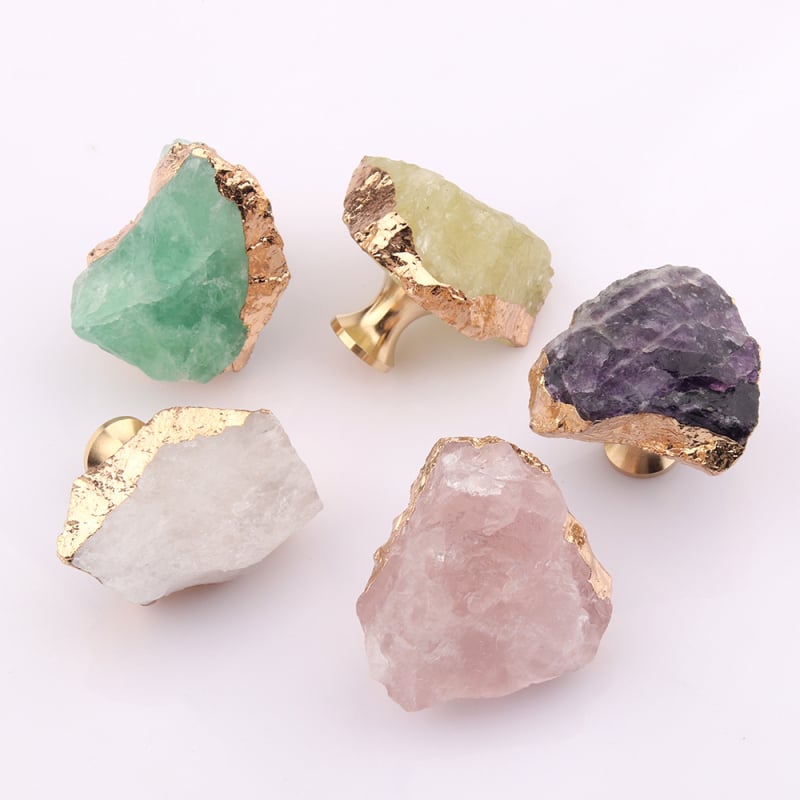 Mâner pentru sertare și uși de dulap | Cristal natural + alamă | Finisare: tăiere, șlefuire, electroplacare | Utilizare: sertare, uși de dulap, cârlige, mânere decorative | Stil: lux lejer | Model: textură și formă aleatorii