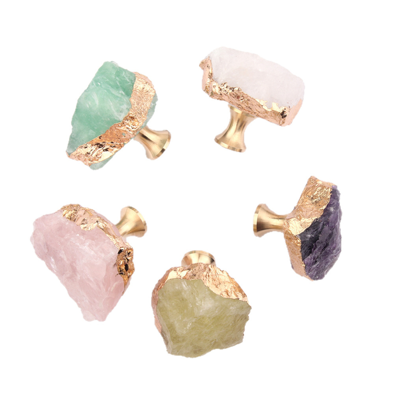 Mâner pentru sertare și uși de dulap | Cristal natural + alamă | Finisare: tăiere, șlefuire, electroplacare | Utilizare: sertare, uși de dulap, cârlige, mânere decorative | Stil: lux lejer | Model: textură și formă aleatorii