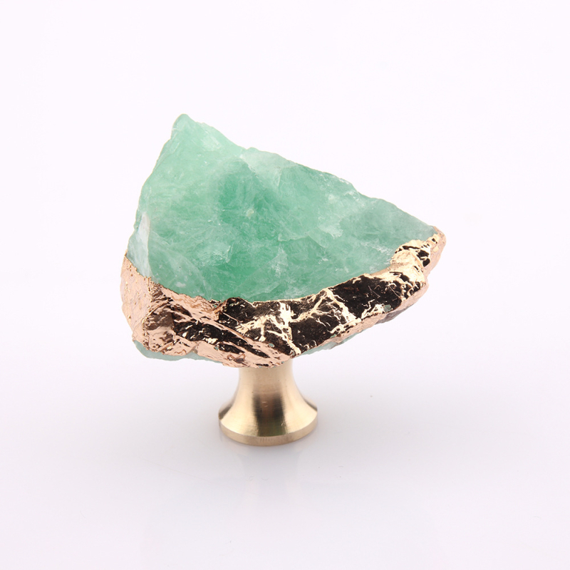 Mâner pentru sertare și uși de dulap | Cristal natural + alamă | Finisare: tăiere, șlefuire, electroplacare | Utilizare: sertare, uși de dulap, cârlige, mânere decorative | Stil: lux lejer | Model: textură și formă aleatorii